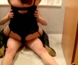 nymfomaantjes geile zuigtieten sletterige standjes voor lesbos streaming porn sletterige slet stopt dildo in haar fijne bil
