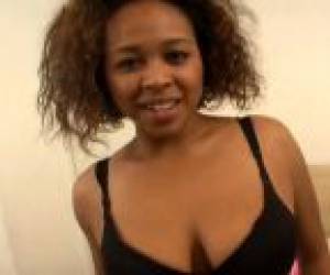 enana cojiengo con negro polla enorme negro follando a la dependienta negra culona follada ala fuerza