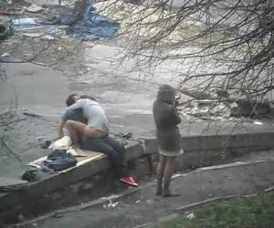abuelo cojiendose a una puta ganar dinero follando chica cheka follando por dinero en un parque