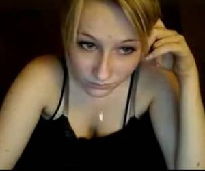 Chica brasilera masturbándose en videochat camara oculta hotel camarera jovencitas masturbandocen por webcam 2015