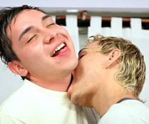 Rubio gay masturbandose jovencitos pillados porno porna gay tirandose la leche por el culo