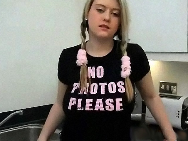 Modelo rubia masturbandose tras ia masturbandose con navos eletrico masturbar con los pies